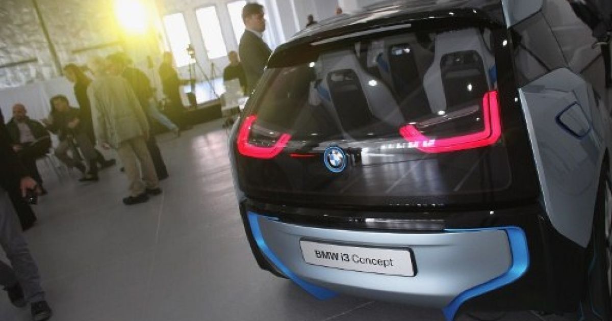 В Нью-Йорку провели показ гібридного концепт-кару BMW i8 і електромобіля BMW i3, корпуси яких створені з вуглецевого волокна / © AFP