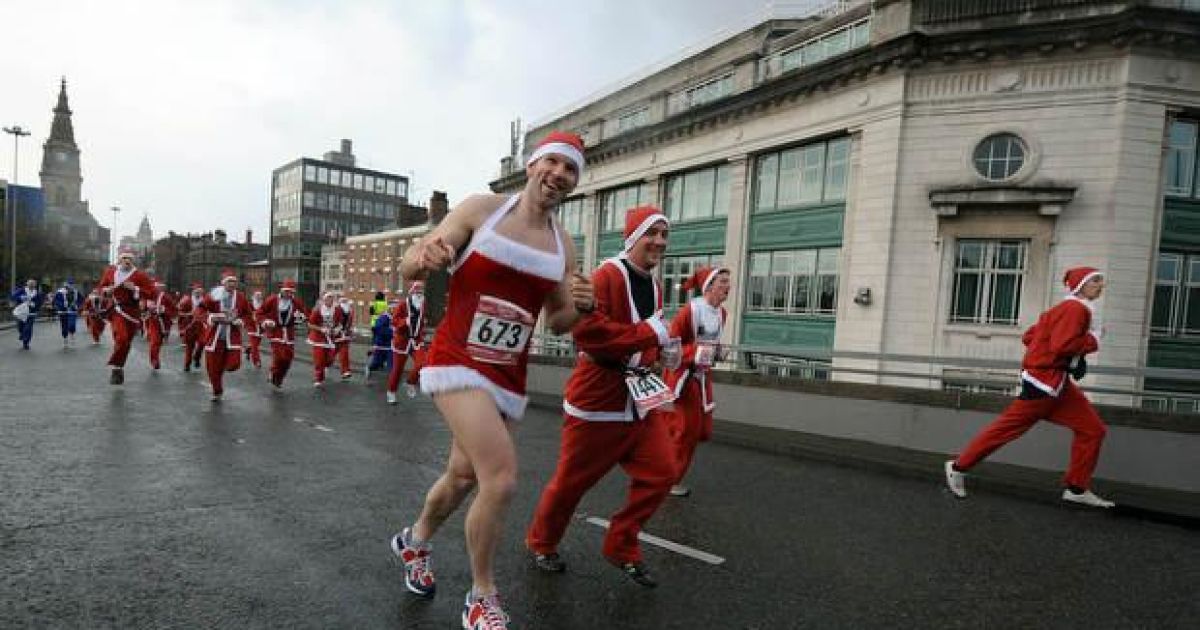 Забіг Санта-Клаусів у Ліверпулі / © AFP