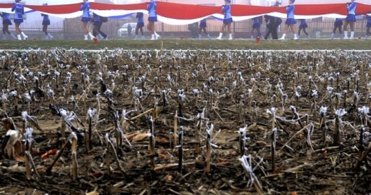Хорватія, Вуковар. Дівчата несуть 50-метровий хорватський національний прапор під час ходи з нагоди 20-річчя падіння міста перед сербськими силами, одного з кривавих епізодів війни 1991-1995 років за незалежність Хорватії. / © AFP