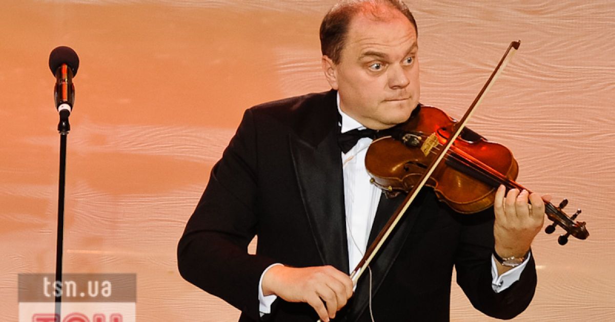 Міністр культури України Михайло Кулиняк майстерно заграв на скрипці для лауреатів премії "Телетріумф-2011"