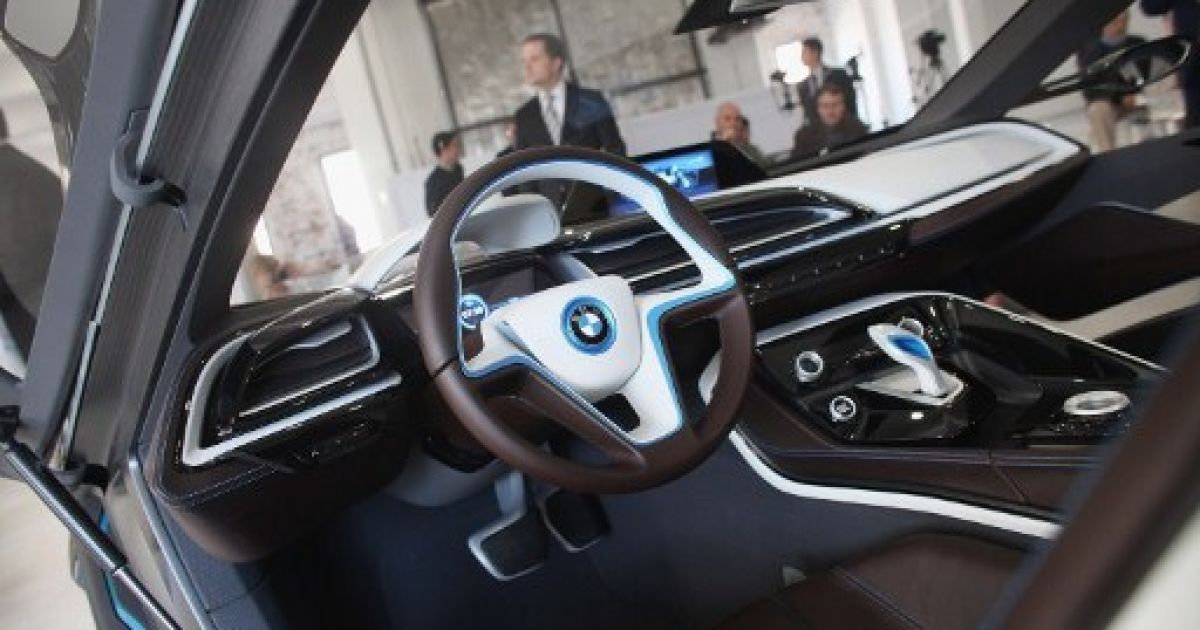 В Нью-Йорку провели показ гібридного концепт-кару BMW i8 і електромобіля BMW i3, корпуси яких створені з вуглецевого волокна / © AFP