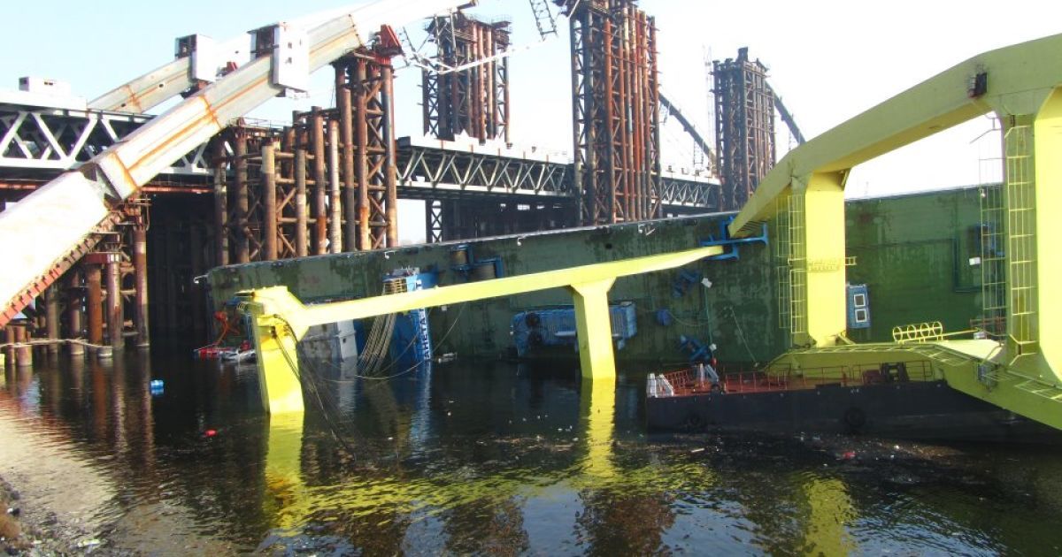 У Києві на будівництві мосту в Дніпро впав плавучий кран "Захарій"