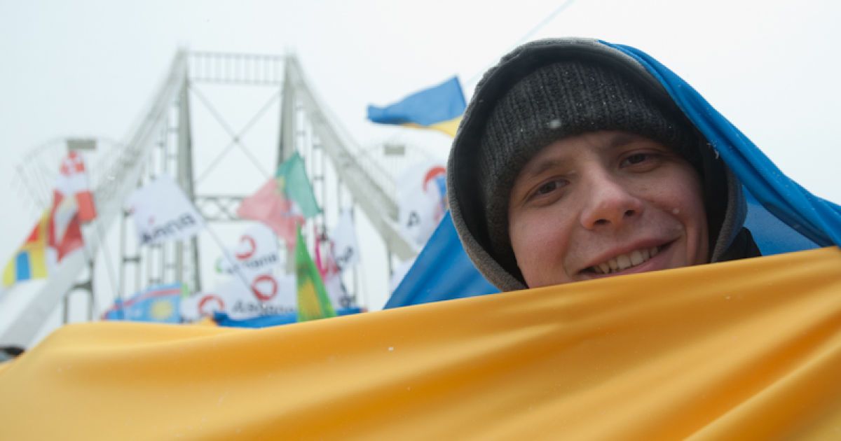 Кількасот активістів близько 8 ранку почали символічну акцію з об&#039;єднання України