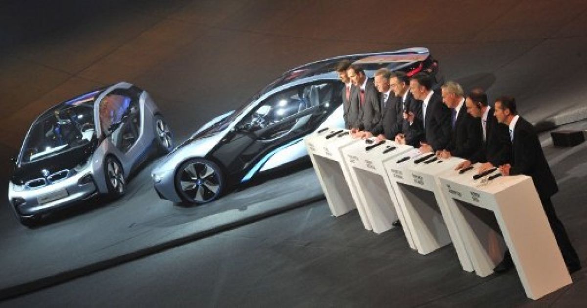 В Нью-Йорку провели показ гібридного концепт-кару BMW i8 і електромобіля BMW i3, корпуси яких створені з вуглецевого волокна / © AFP