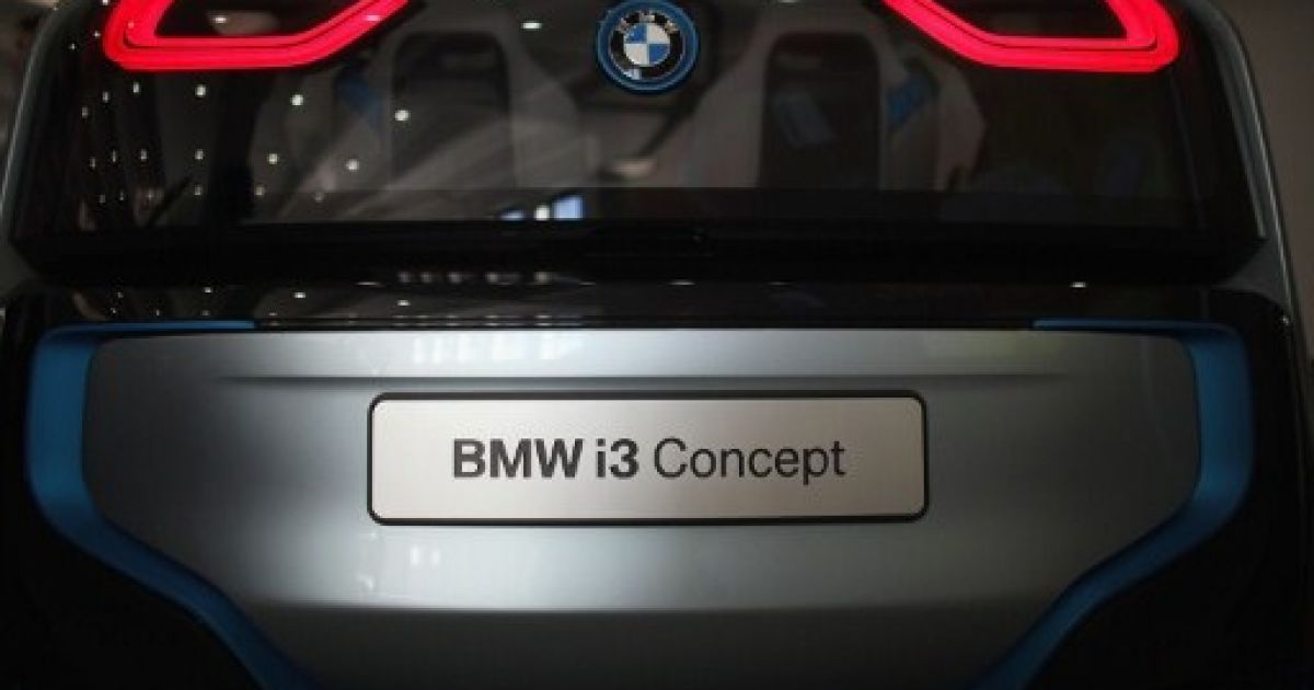 В Нью-Йорку провели показ гібридного концепт-кару BMW i8 і електромобіля BMW i3, корпуси яких створені з вуглецевого волокна / © AFP