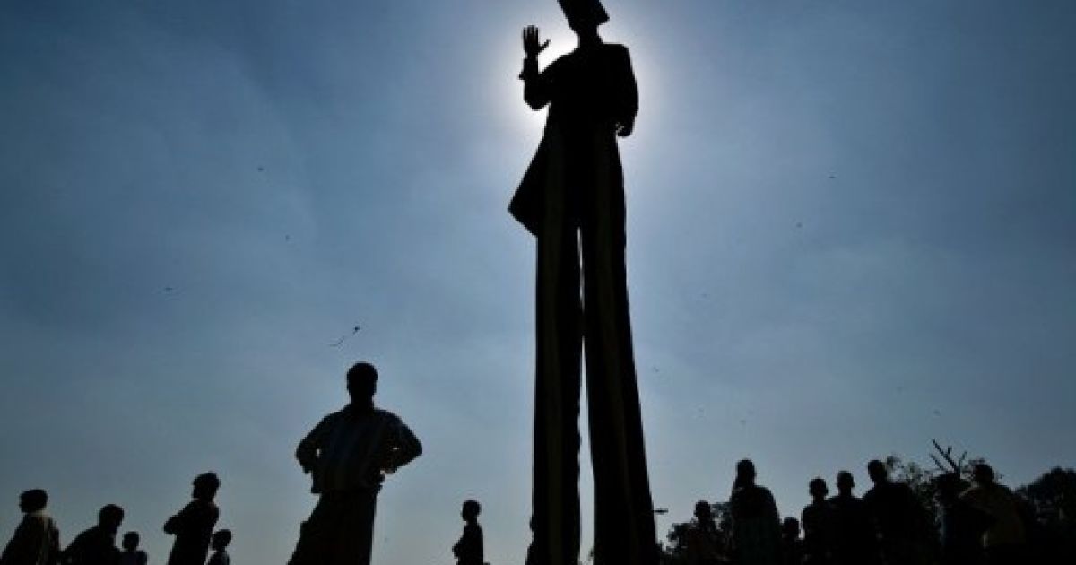 Індії Нью-Делі. Артист стоїть на палях під час виступу на фестивалі повітряних зміїв перед пам&#039;ятником "Ворота Індії" у Делі. / © AFP