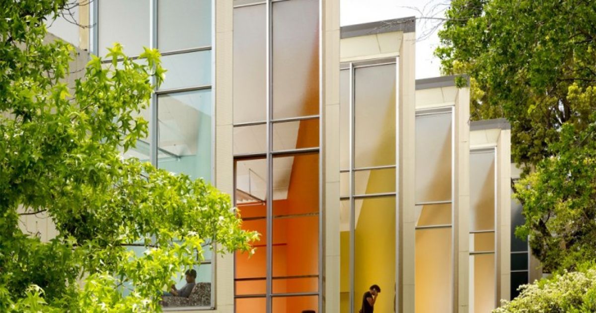 У внутрішньому дворику встановлено стіл для пінг-понгу та баскетбольну площадку. / © bigpicture.ru