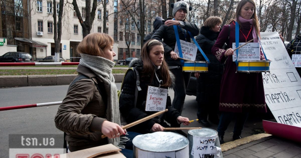 Перед офісом Партії регіонів у Києві студенти влаштували виставку "зброї".