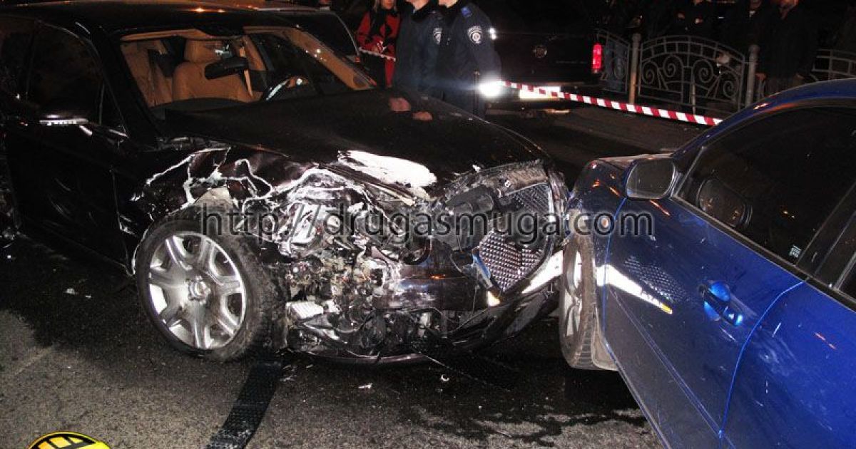 На перетині вулиць Хрещатик і Прорізна в Києві зіткнулися близько 10 автомобілів, регулювальник отримав травму. / © drugasmuga.com