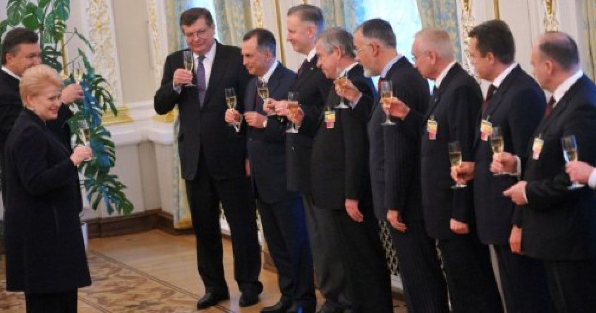 Україна, Київ. Президент України Віктор Янукович та президент Литви Далія Грібаускайте відзначають з українською делегацією підписання угоди після переговорів у Києві. / © AFP