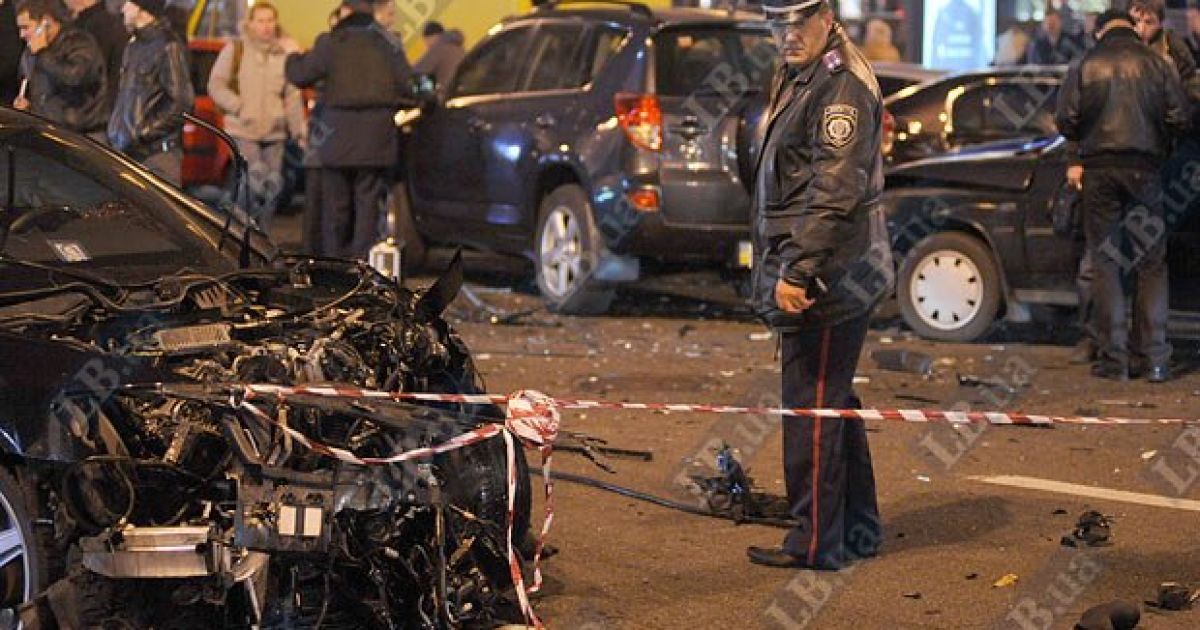 На перетині вулиць Хрещатик і Прорізна в Києві зіткнулися близько 10 автомобілів, регулювальник отримав травму. / © LB.ua