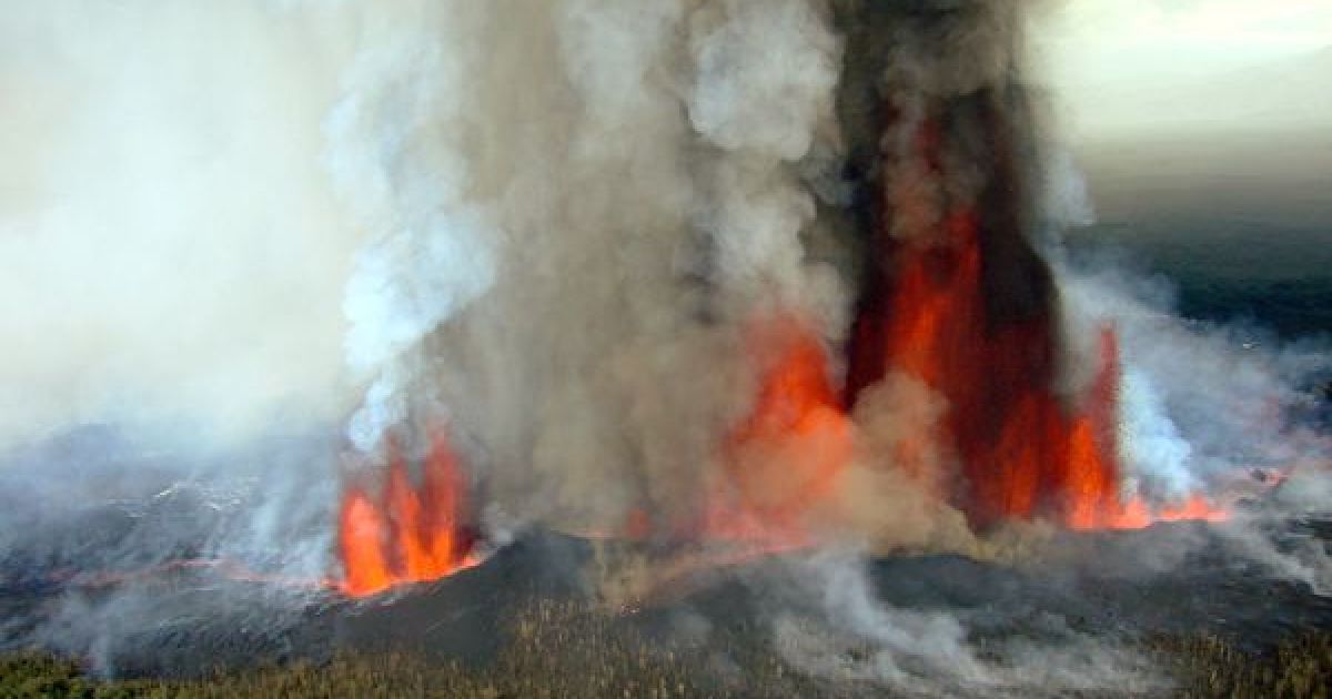 Вулкан Ньямлагіра, розташований в 25-30 км на північ від озера Ківу, вважається найактивнішим вулканом Африки. / © National Geographic