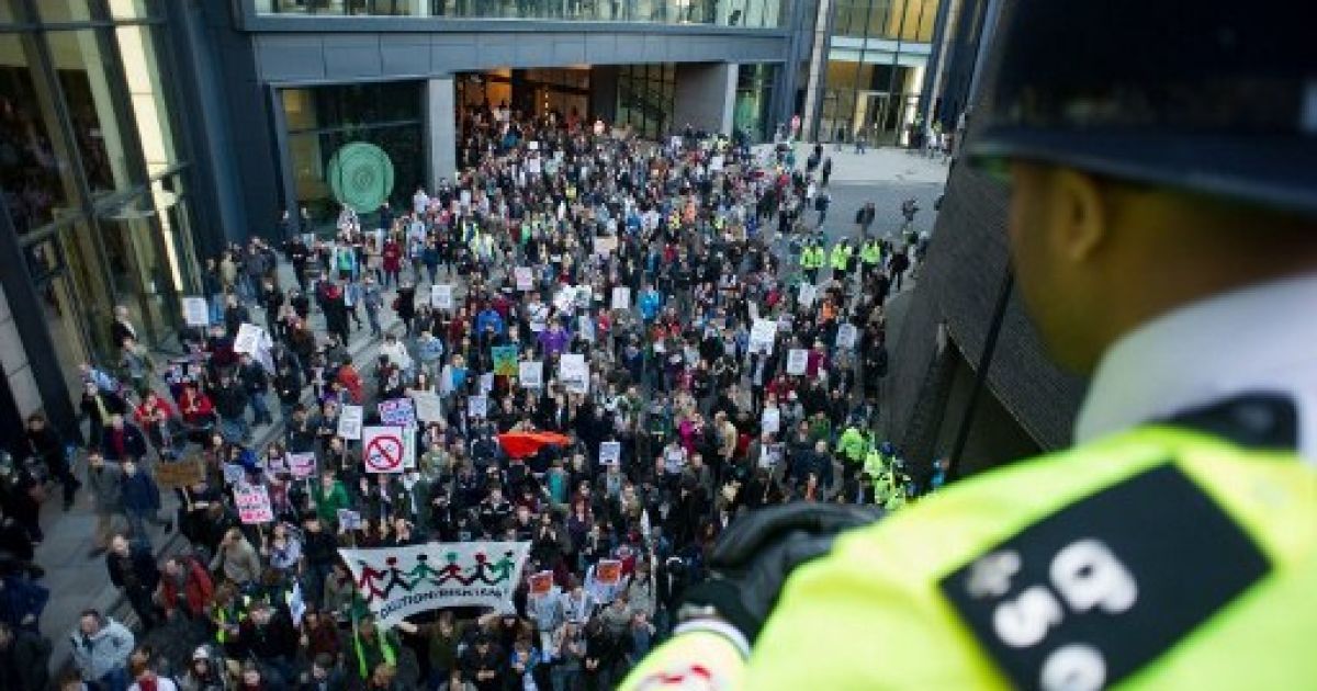 Тисячі студенти взяли участь у демонстрації проти скорочення фінансування освіти в Лондоні. / © AFP