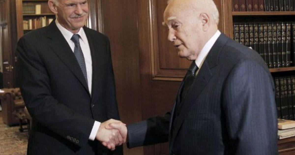 Греція, Афіни. Президент Греції Папульяс Каролос вітає колишнього прем&#039;єр-міністра Георгіоса Папандреу, який офіційно подав у відставку. У зверненні до нації Папандреу висловив свою підтримку своєму наступнику, не розкривши його ім&#039;я. / © AFP