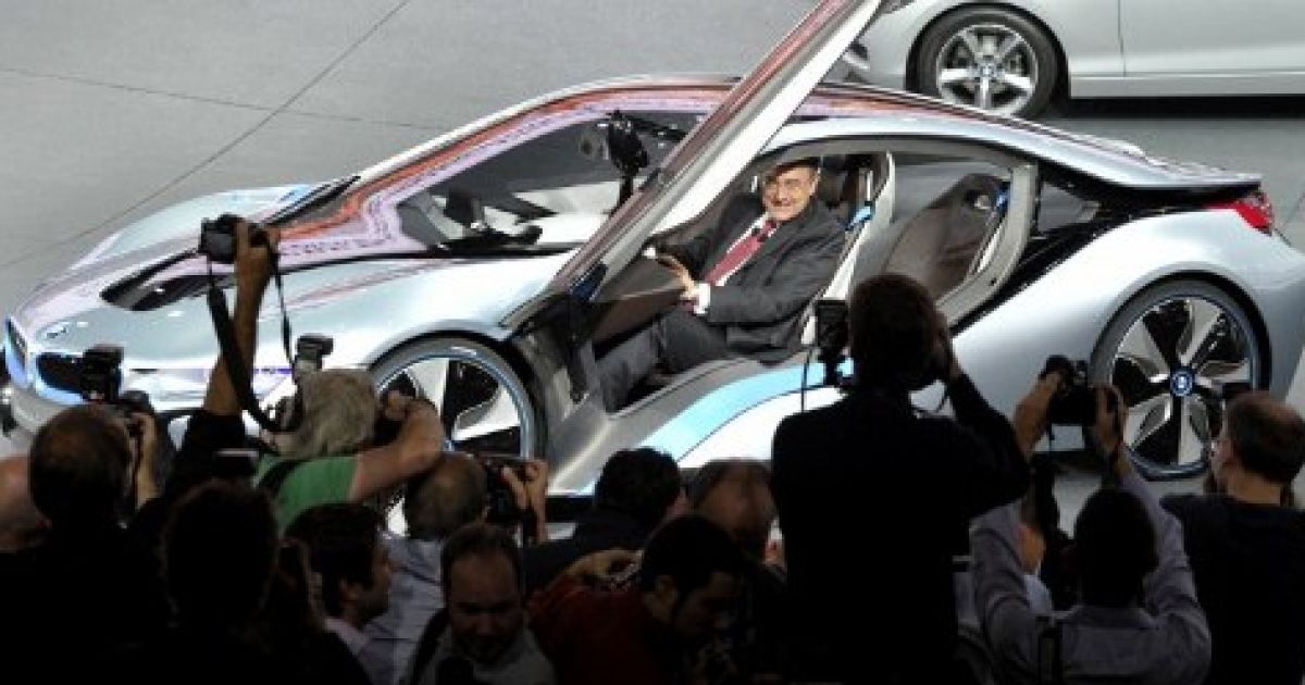 В Нью-Йорку провели показ гібридного концепт-кару BMW i8 і електромобіля BMW i3, корпуси яких створені з вуглецевого волокна / © AFP