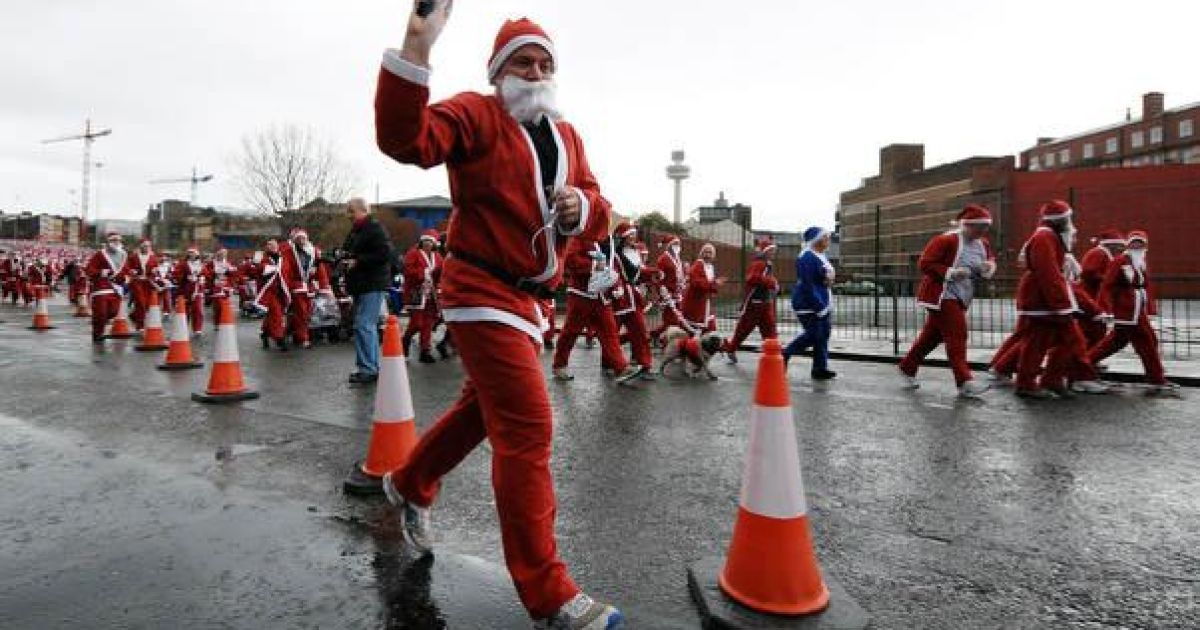 Забіг Санта-Клаусів у Ліверпулі / © AFP