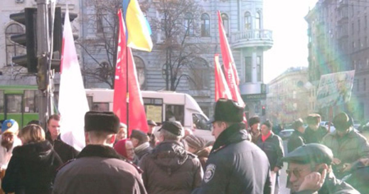 Будівлю Харківської міськради пікетують представники БЮТ "Батьківщина", ВО"Свобода" і КПУ. / © objectiv.tv
