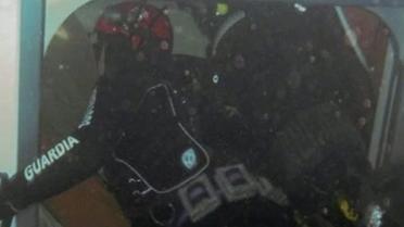 Каюти затонулого Costa Concordia обстежують в пошуках живих