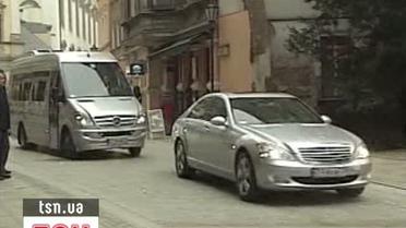 Янукович з другої спроби все-таки прилетів до Польщі