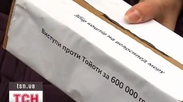 В Житомире провели акцию, чтобы посадить мэра на велосипед