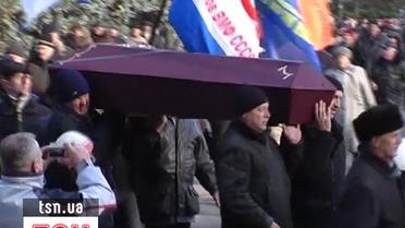 У Донецьку чорнобильці "прикрасили" міськраду труною й вінками