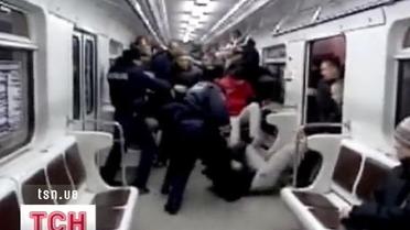 Футбольні фани влаштували бійку у київському метро