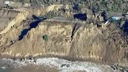 У США зливи змили в океан частина автостради