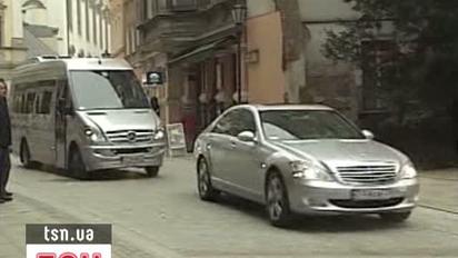 Янукович з другої спроби все-таки прилетів до Польщі