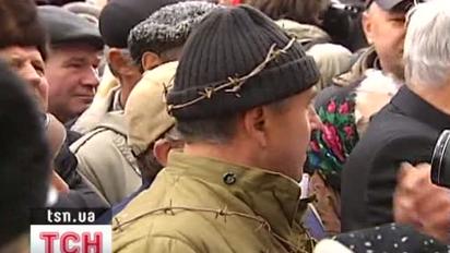 Під Кабміном знов зібрались кілька сотень чорнобильців