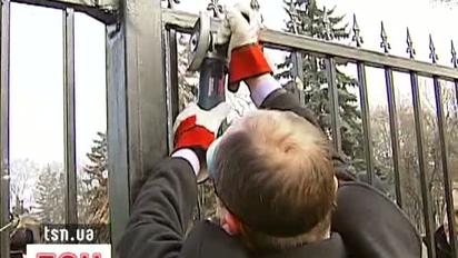 Нардепи-активісти зрізали болгаркою паркан під Радою