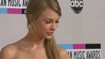 Зірковий парад на червоній доріжці American Music Awards