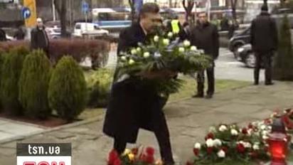Янукович поклав квіти до пам'ятника розстріляним професорам