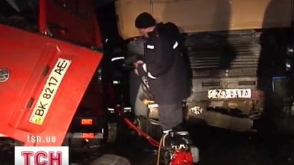 Семеро людей загинули від зіткнення маршрутки і вантажівки на в'їзді в Рівне
