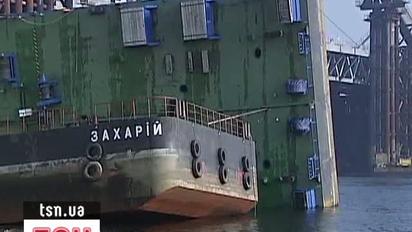 Разом з краном у Дніпро впали вісім людей