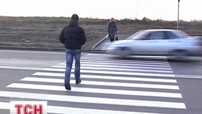 Водій на пішохідному переході збив сімейну пару
