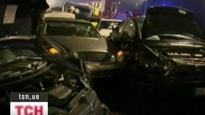 Одразу півсотні автомобілів зіткнулись у Німеччині