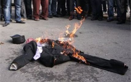 У Сімферополі татари спалили опудало Джемілєва