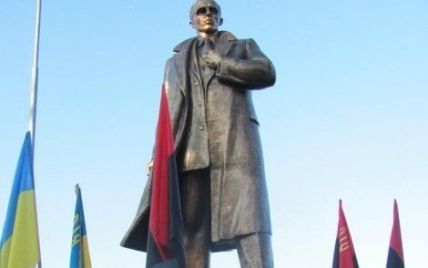 Львівський пам'ятник Бандері освятили 11 священиків