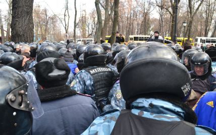 Міліція перекрила мітингувальникам дорогу до парламенту