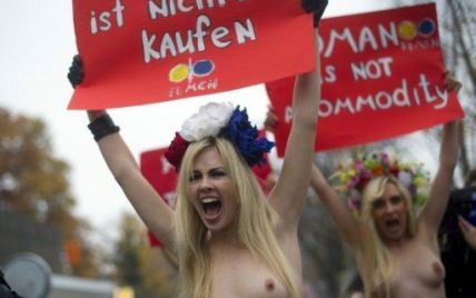 FEMEN вірять в демократію в Україні, бо їх ще не закидують камінням