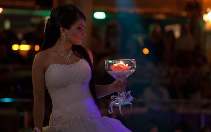 Реакция невесты на выходку официантов со свадебным тортом насмешила юзеров