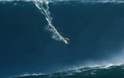 Серфер випадково підкорив 27-метрову хвилю, встановивши рекорд (відео)