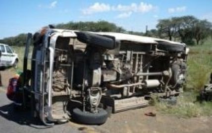 На Карибах автобус віз людей з похорону і впав зі скелі: 13 загиблих