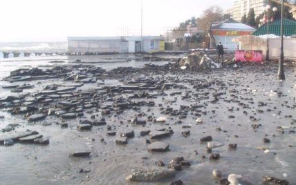 Потужний шторм зірвав у море важкі бетонні плити на пляжах Одеси