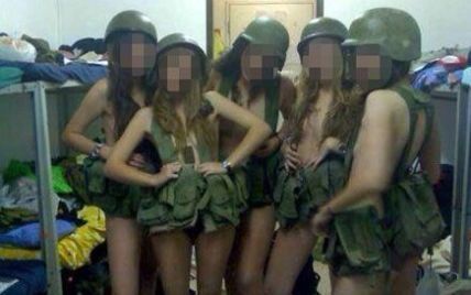 Солдатки Ізраїлю "приміряли" нову форму - каска, жилет і більше нічого (фото)