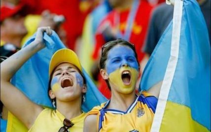 Українки масово стають футбольними вболівальницями