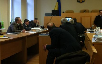 Судді Луценка піднялися з місць під час виконання гімну на відеозаписі