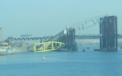 У Києві на будівництві Подільського мосту кран впав у річку