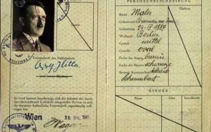 "Єврей з вусиками": знайдено підроблений паспорт Гітлера