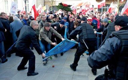 У Польщі в День незалежності розгорілися сутички з поліцією, є поранені